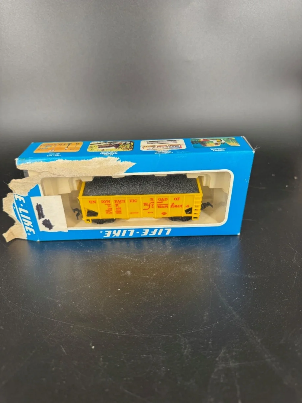 Life Like HO Scale Union Pacific (UP) 2 Bay Hopper with Load - New Old Stock